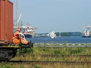 Hamburg Hafen Logistik Bilder von verschieden Transportmittel zu Land, Wasser und auf der Schiene